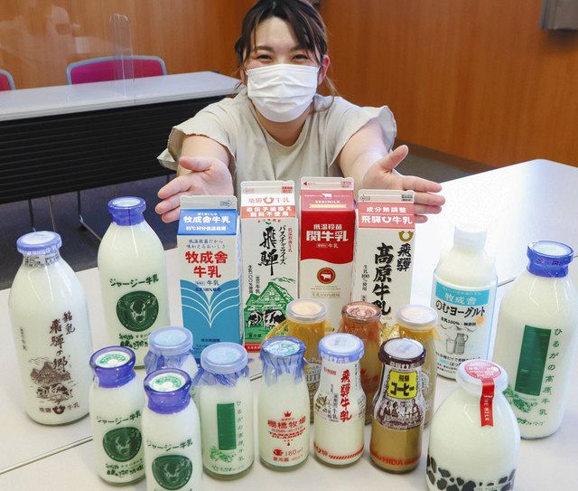 県内の牛乳をＰＲするメーカーの担当者＝高山市新宮町の飛騨酪農農業協同組合で