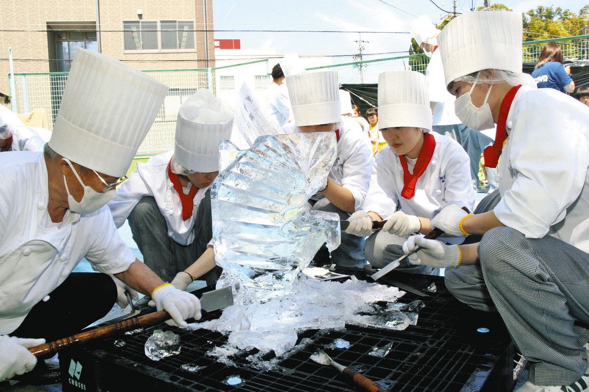 氷の彫刻特別実習が話題！