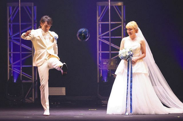 写真 タキシード姿で豪快なキックを見せた本並健治 中日スポーツ 東京中日スポーツ