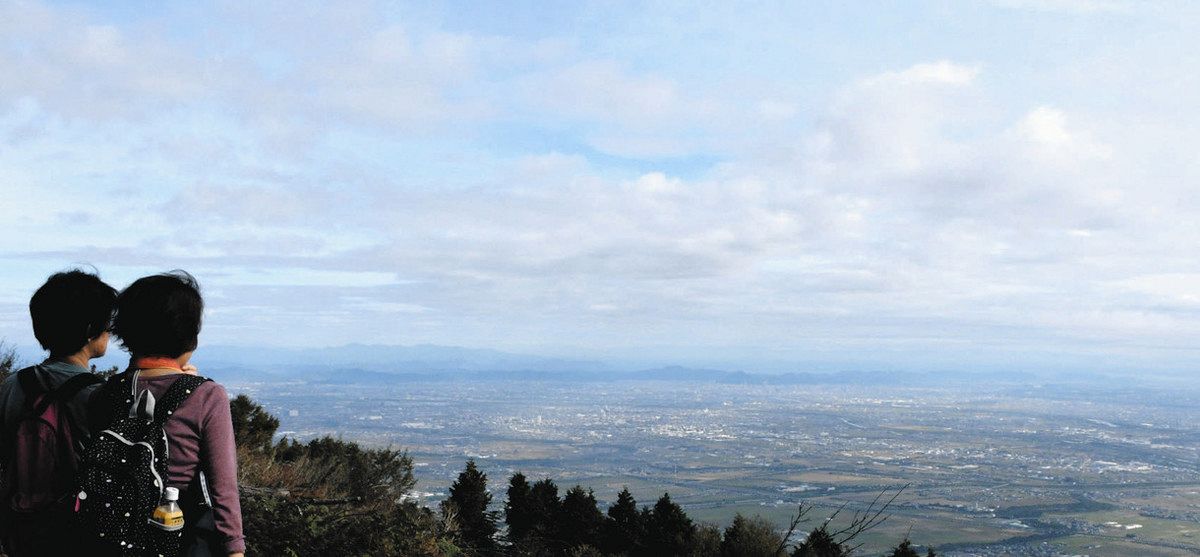濃尾平野、木曽三川、伊勢湾、御嶽山…大パノラマ 「養老山頂アセビ平