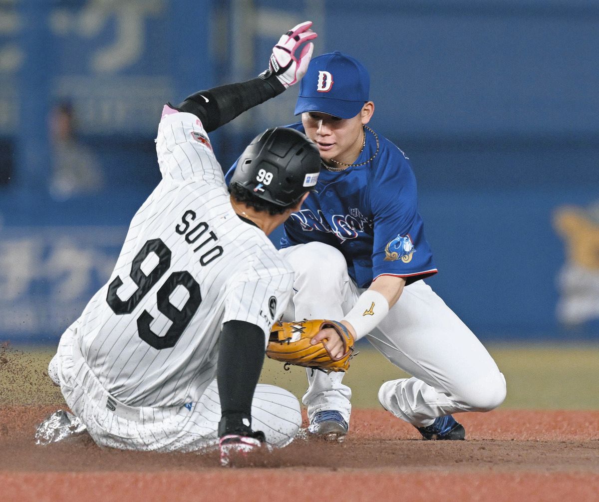 中日、岡林勇希→田中幹也→村松開人の中継プレーでセカンドアウト