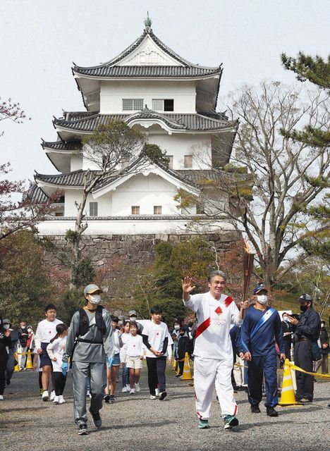 鳥羽一郎さんら灯つなぐ 聖火リレー三重２日目 中日新聞web