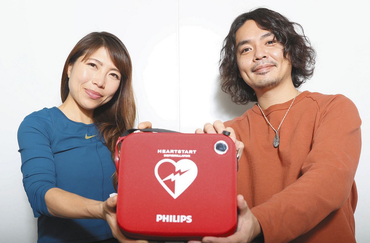 AEDを手にするSUI(左)と編曲・映像を担当した佐藤竜市