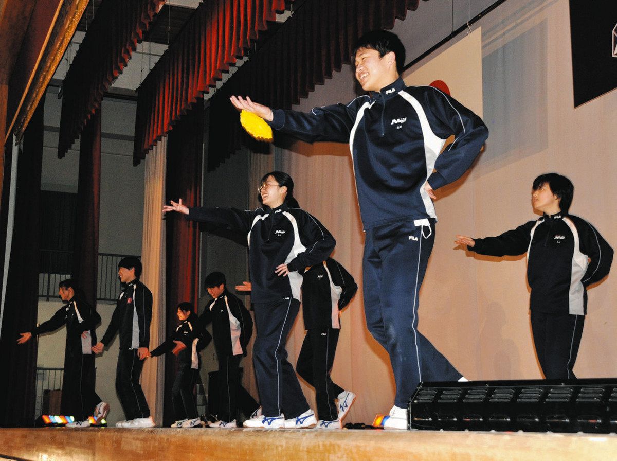 笑顔でダンスを披露する生徒たち＝中津川市苗木中で
