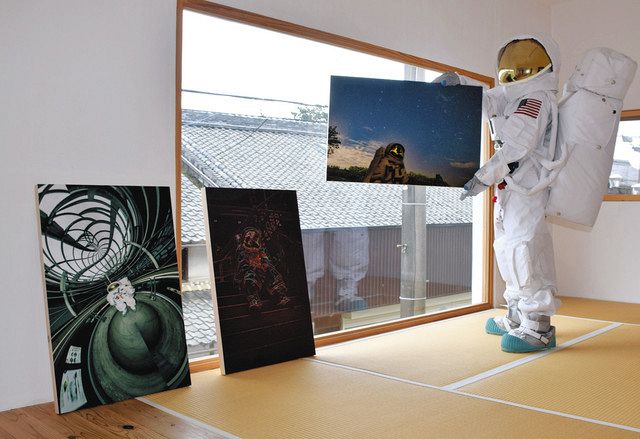 自らが写った写真を紹介する「ニル」さん＝湖南市石部東で