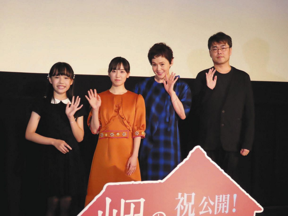 舞台あいさつに出席した（左から）粟野咲莉、芦田愛菜、大竹しのぶ、川面真也監督