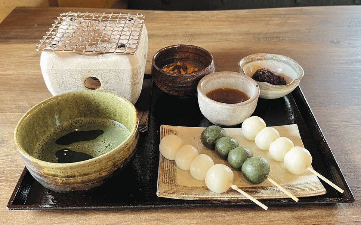 団子、七輪で焼いて召し上がれ 「茶屋 茶茶丸」日野町にオープン：中日