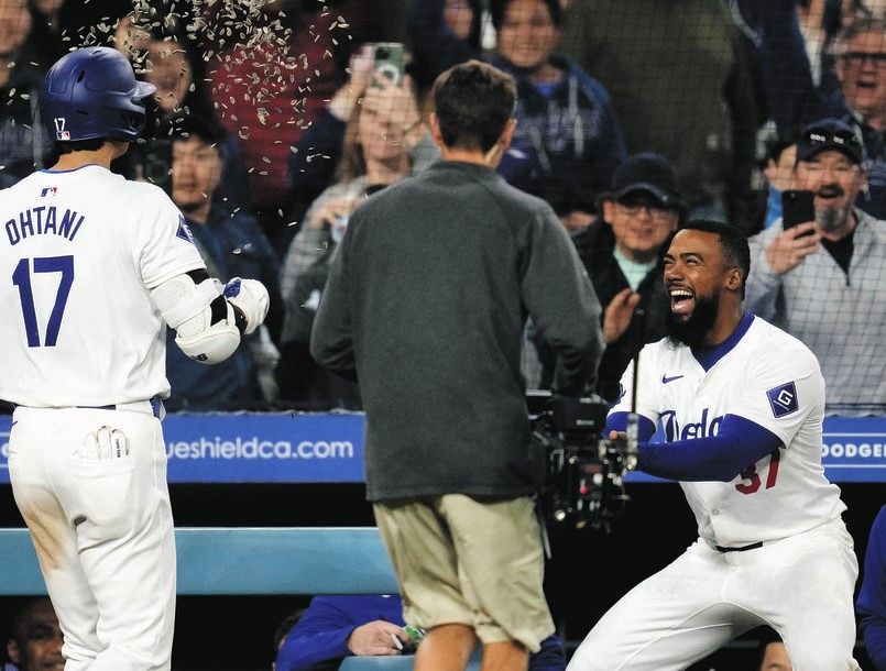 テオスカー・ヘルナンデス、大谷翔平らへの“ヒマワリの種”シャワーは