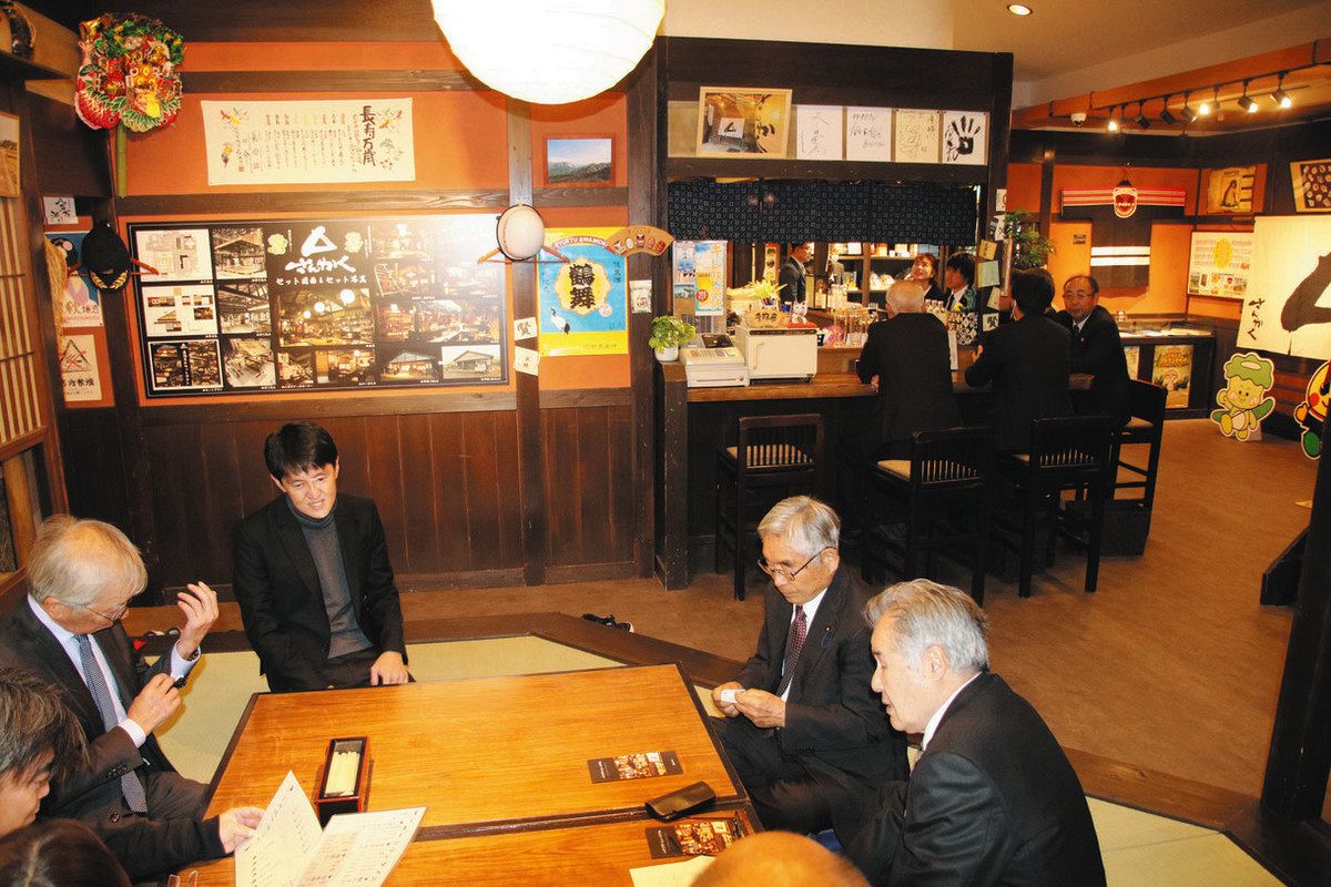気分は「ハヤブサ消防団」 ドラマで使われた居酒屋のセット、八百津に 