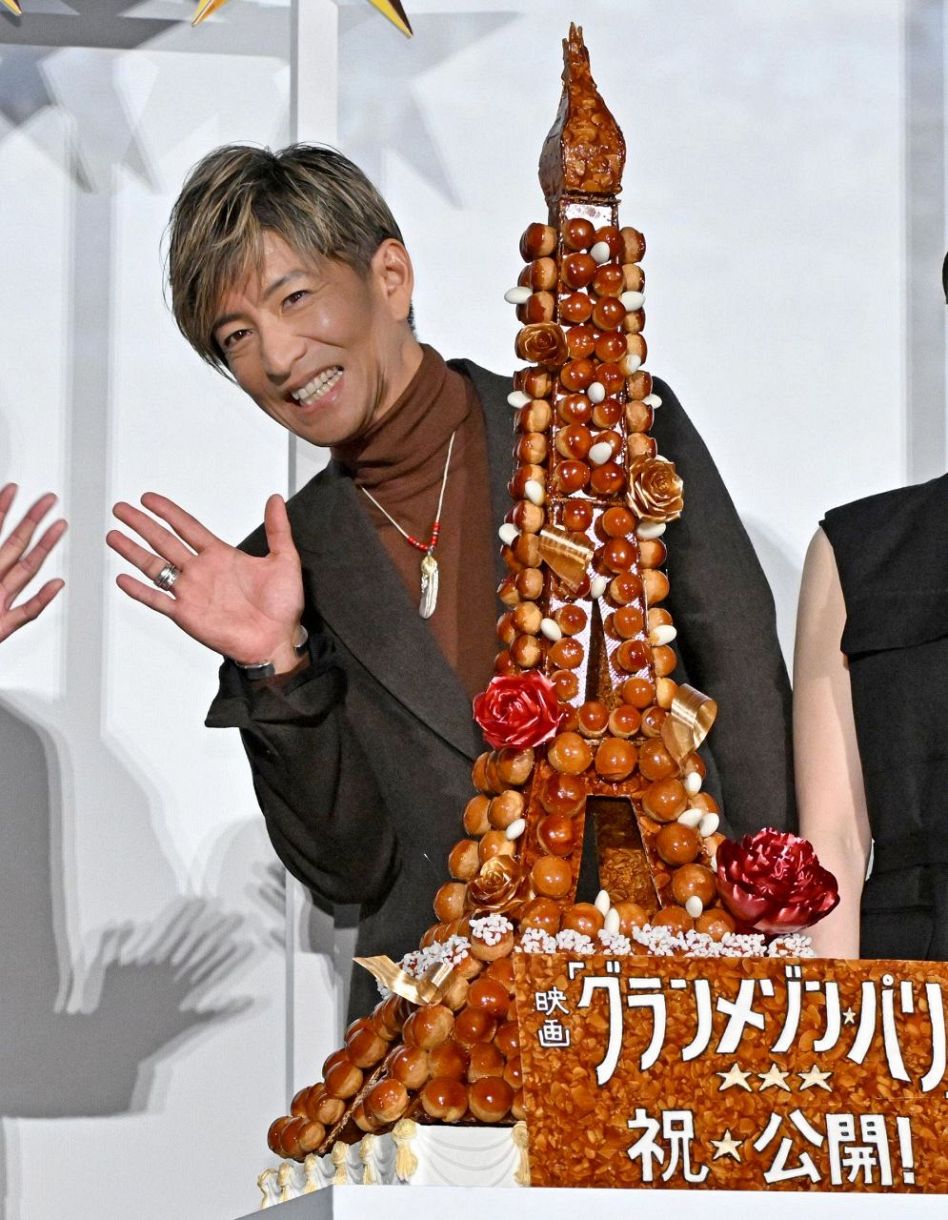 木村拓哉、高さ100センチの特製エッフェル塔型ケーキで公開初日を
