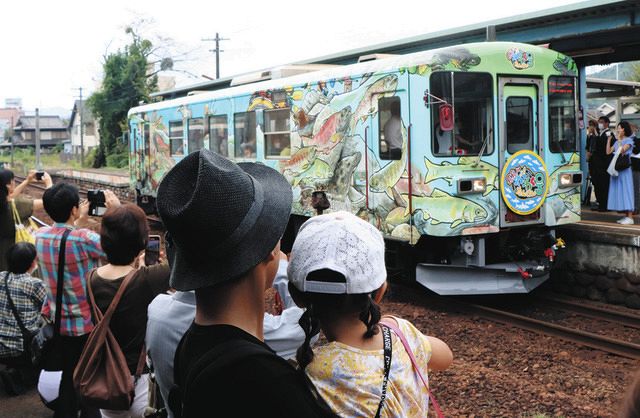 わくわくたんけん号」さあ出発 長良川鉄道、ラッピング車が運行：中日