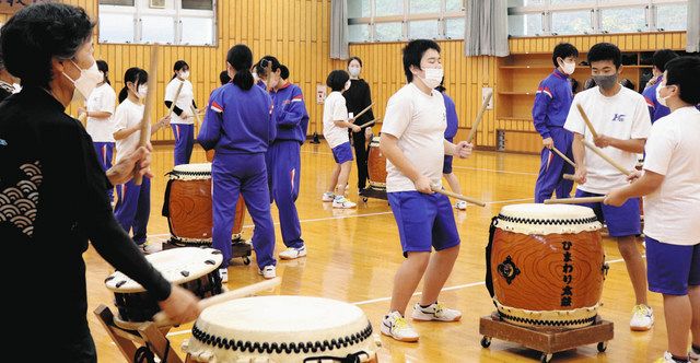 和太鼓のたたき方など学び魅力味わう 米原・河南中生が体験：中日新聞Web