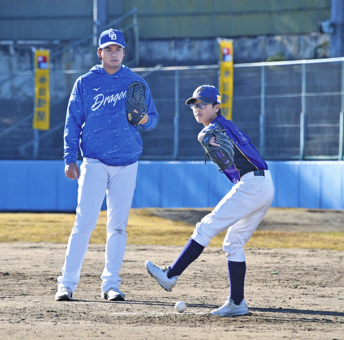 松木平選手（左）から投球について指導を受ける児童＝多治見市美坂町で

