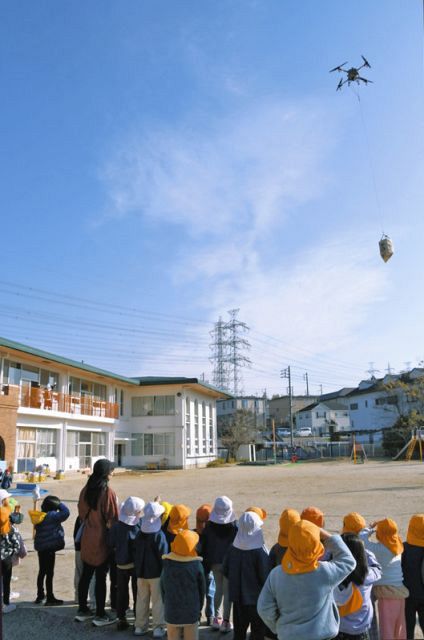 ドローンが絵本を運んで来た！ 知多・岡田西保育園で体験会：中日新聞Web