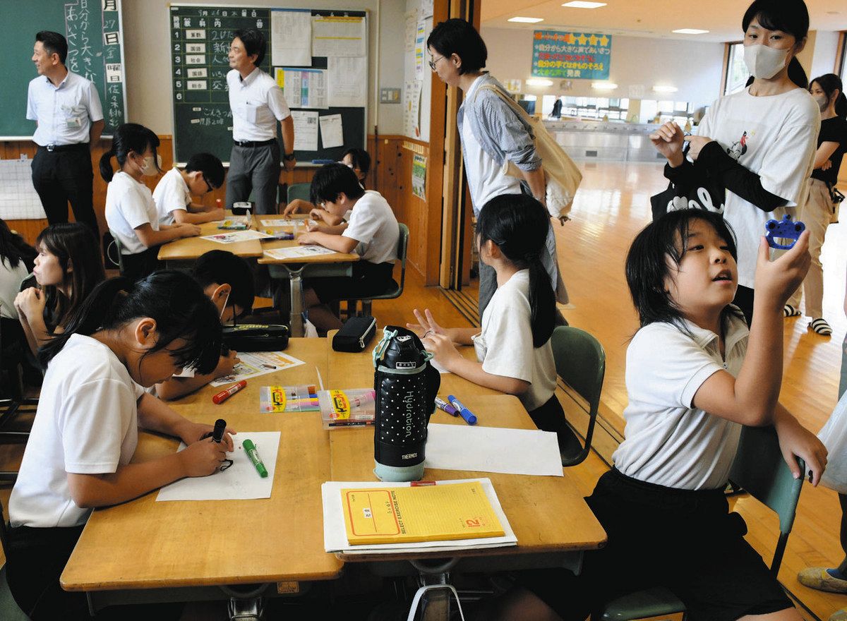 児童、反射板作りを楽しく学ぶ 海津・城山小で交通安全出前教室：中日