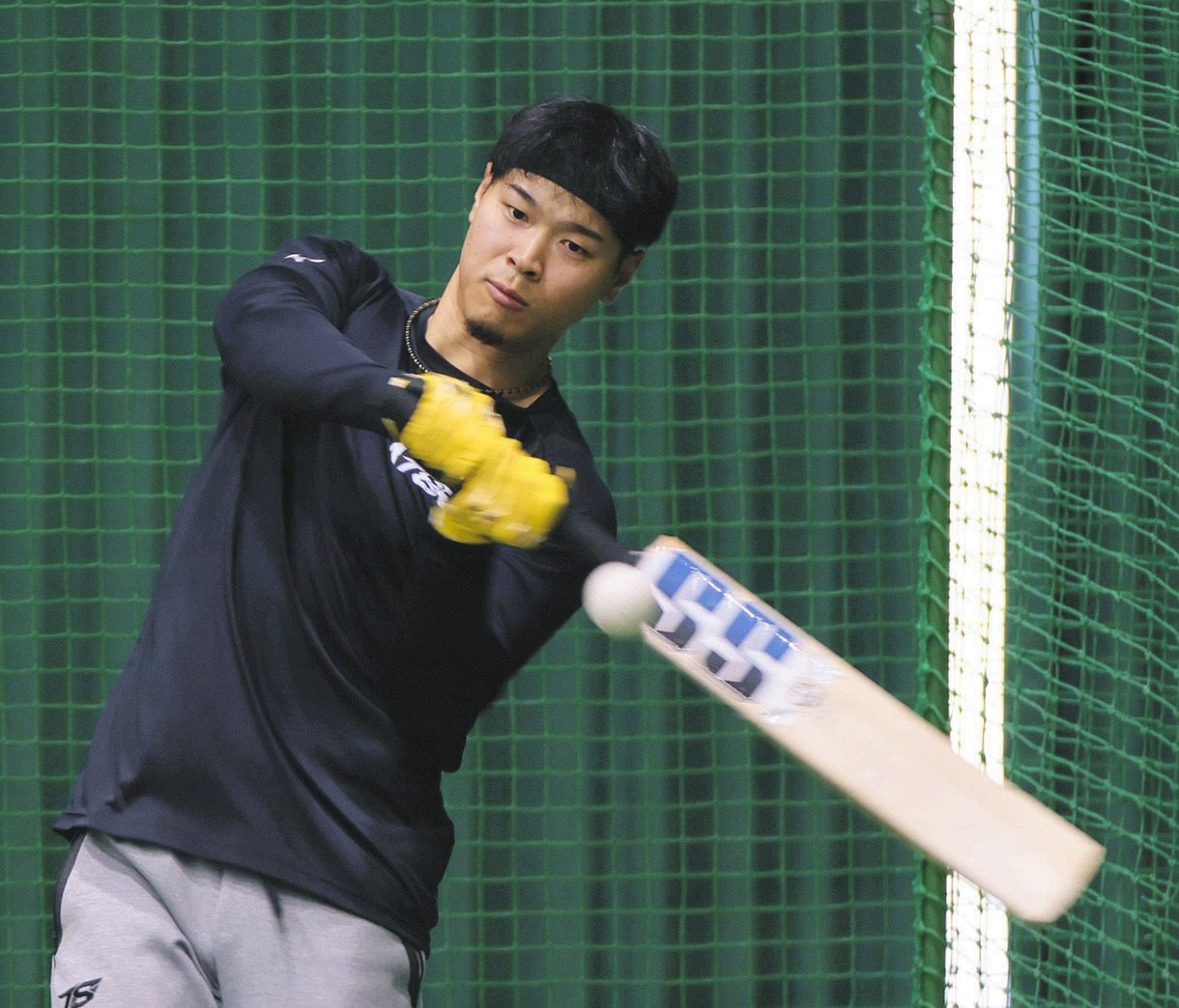 ◇佐藤輝、糸井嘉男氏とクリケット練習【写真複数】：中日スポーツ