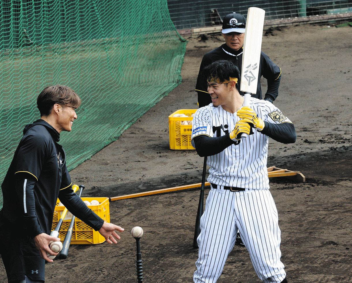 ◇佐藤輝、糸井嘉男氏とクリケット練習【写真複数】：中日スポーツ