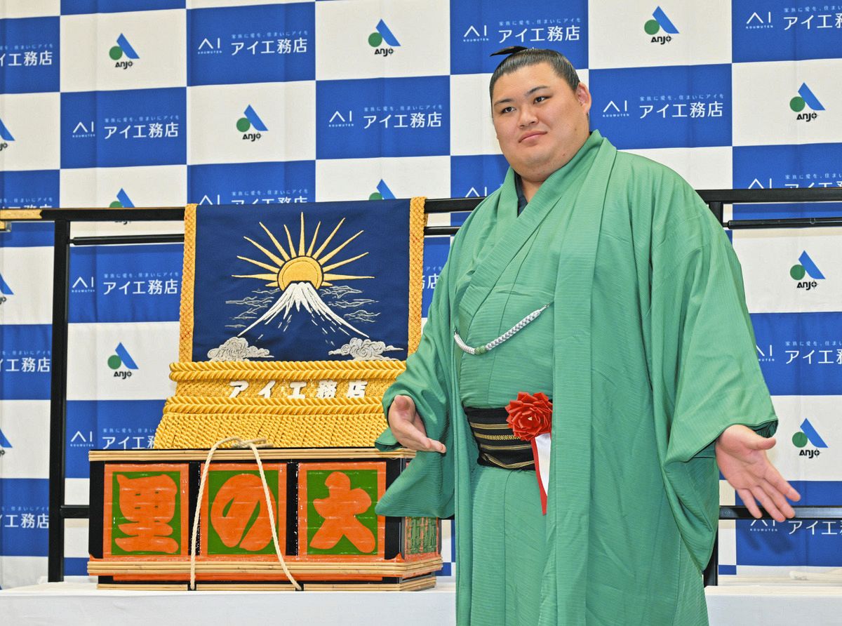 ダイヤモンド大の里、新会場＆新横綱Vへパワーもらう！ 化粧まわし贈呈