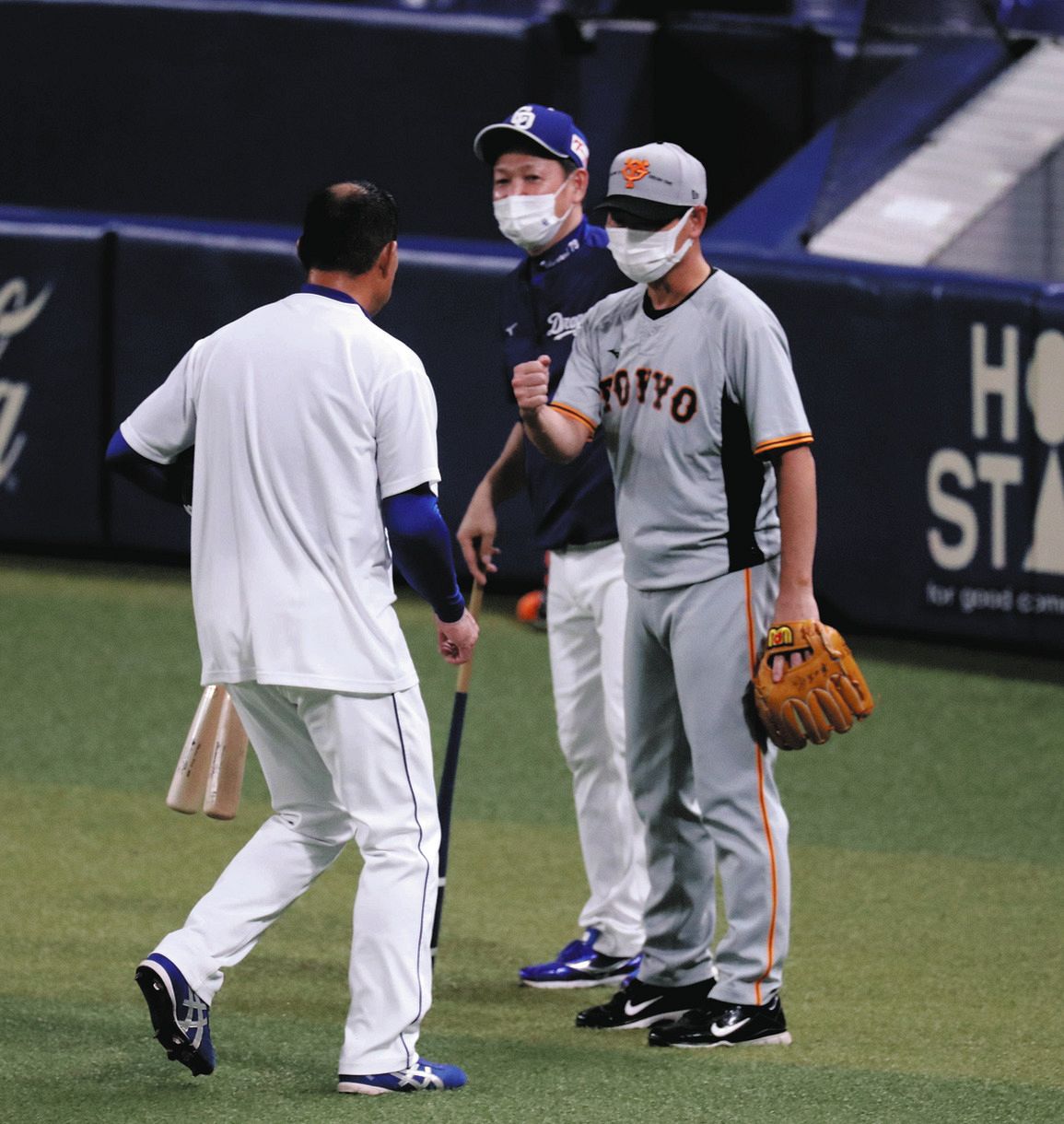 写真 福留孝介 Pl先輩 桑田コーチとグータッチ 中日スポーツ 東京中日スポーツ