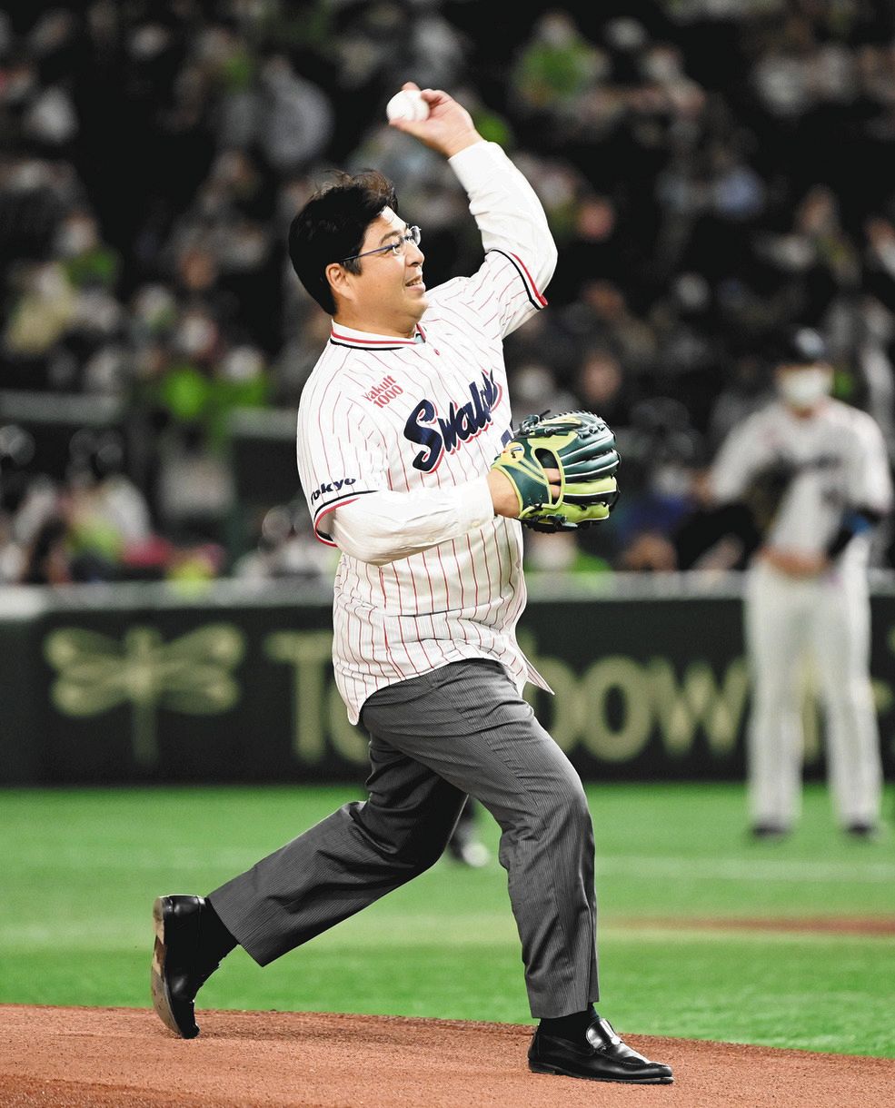 日本シリーズ 15年ヤクルト優勝時の監督 真中満さんが 77 と 15 の番号が入ったユニで始球式 中日スポーツ 東京中日スポーツ