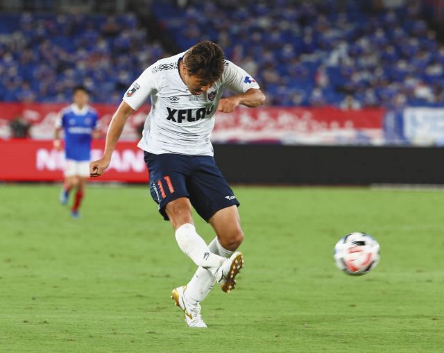 横浜M―FC東京　後半、レアンドロのゴールをアシストするクロスを上げるFC東京・永井