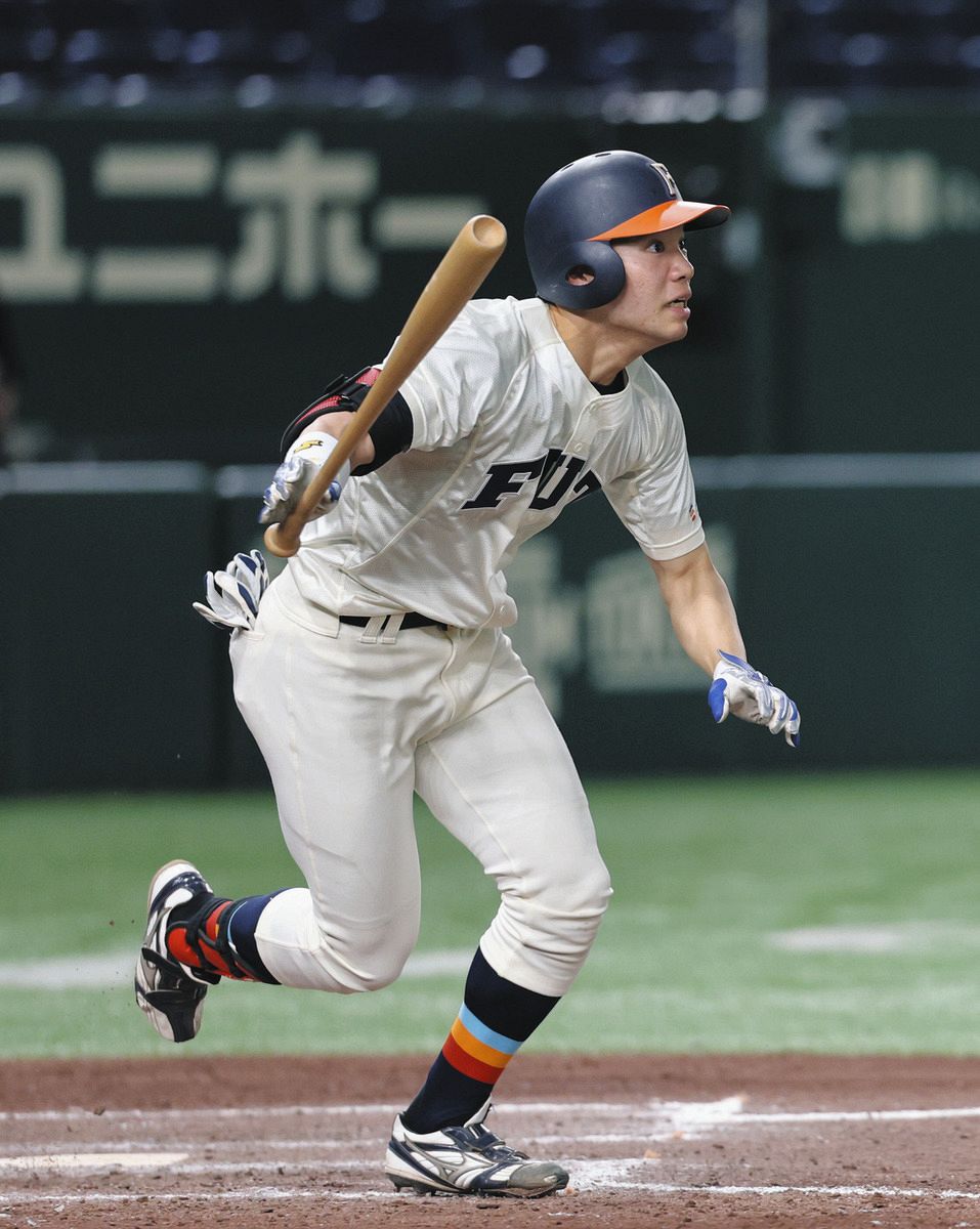 近大工学部戦の９回、サヨナラ２ランを放つ福井工大・高松紳志