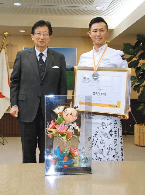 川勝平太知事（左）に洋菓子のＷ杯銀メダルの快挙を報告した塚田悠也さん＝県庁で 