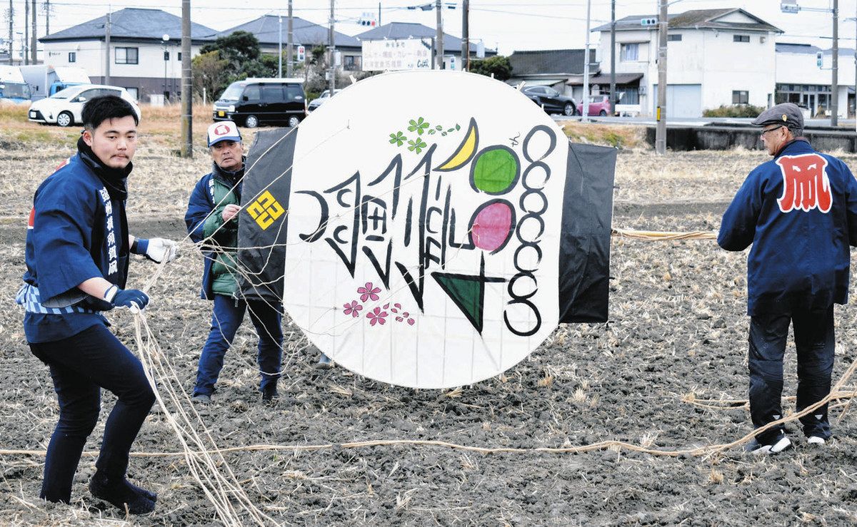 ちょうちん形など大空悠々 掛川・横須賀凧揚げまつり：中日新聞しずおかWeb