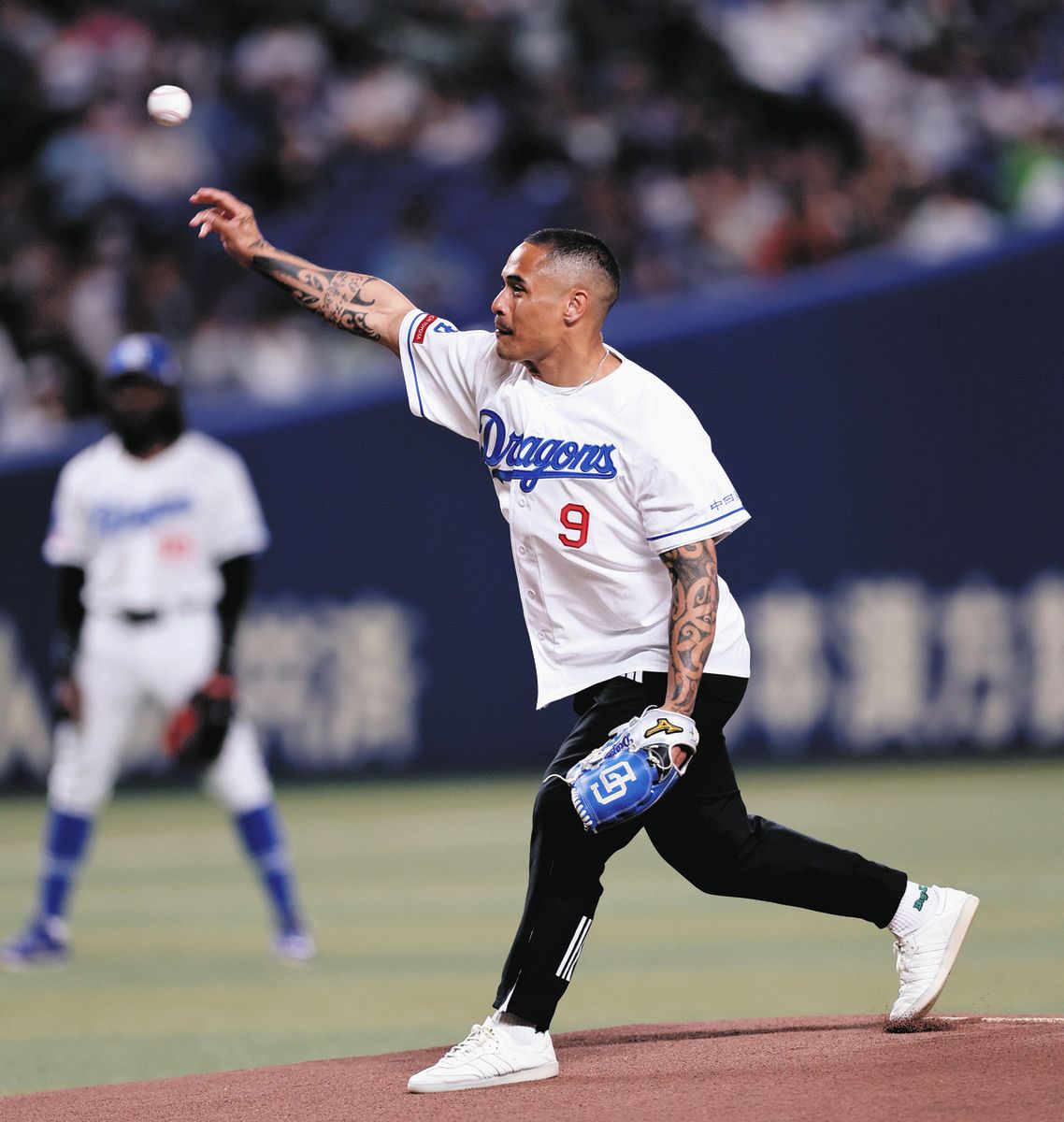 竜始球式に『オールブラックス』戦士が登場 リーグワン・トヨタ