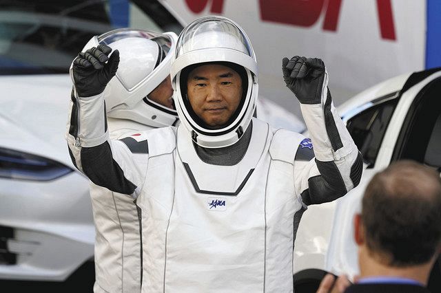 クルードラゴンに乗り込む直前の野口聡一さん（AP）