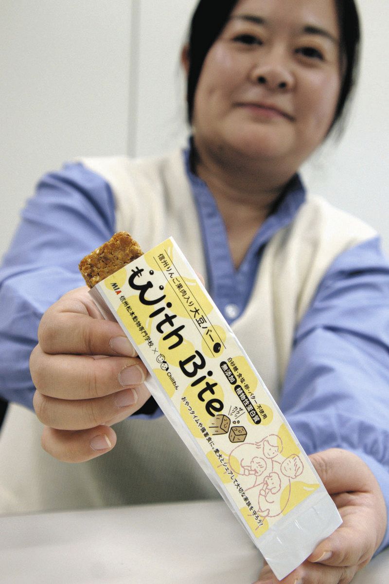 犬も食べられる防災食「With Bite」を紹介する八木代表＝長野市内で
