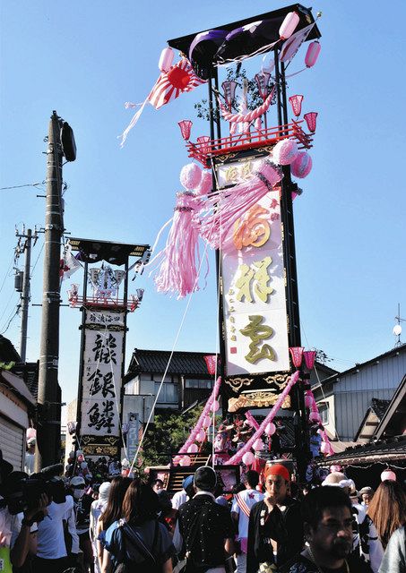美しい漆黒 奉燈が初巡行 石崎奉燈祭・西2区：北陸中日新聞Web