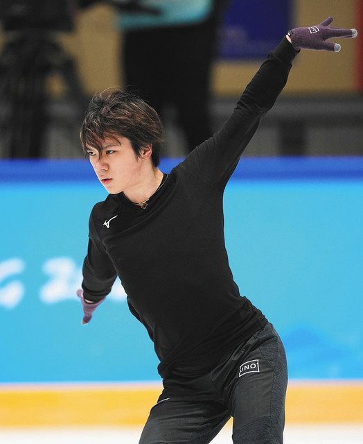 北京冬季五輪の公式練習で調整する宇野昌磨