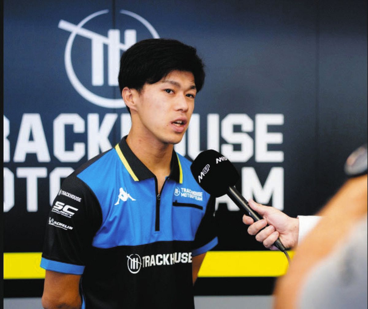 欠場が決まり取材を受ける小椋藍（トラックハウスの公式Ｘから）