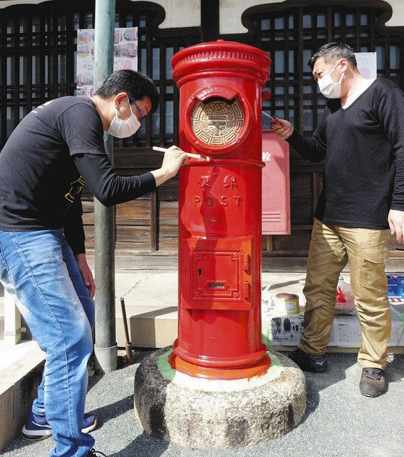 ポストを塗り直す庄司さん（左）と小沼さん＝豊川稲荷で