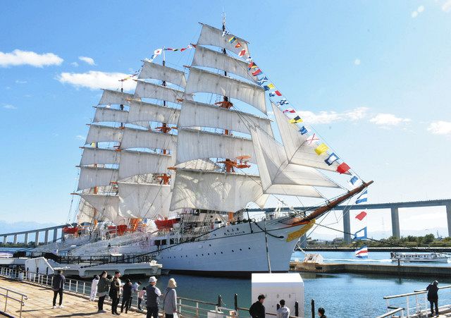【富山】正装の貴婦人も沿道に 海王丸 総帆展帆:北陸中日新聞Web