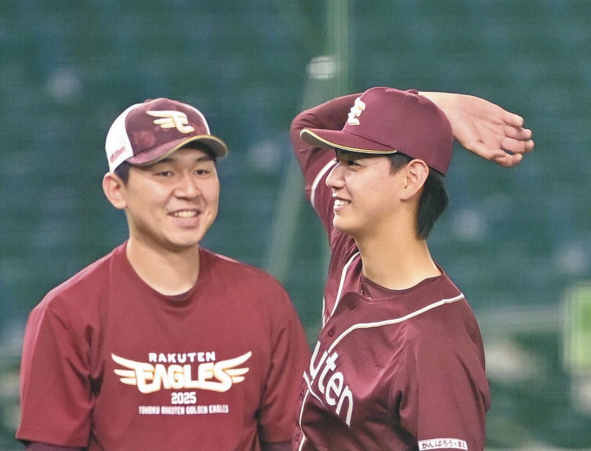 試合前、マウンドの感触を確かめる楽天・大内（左から２人目）