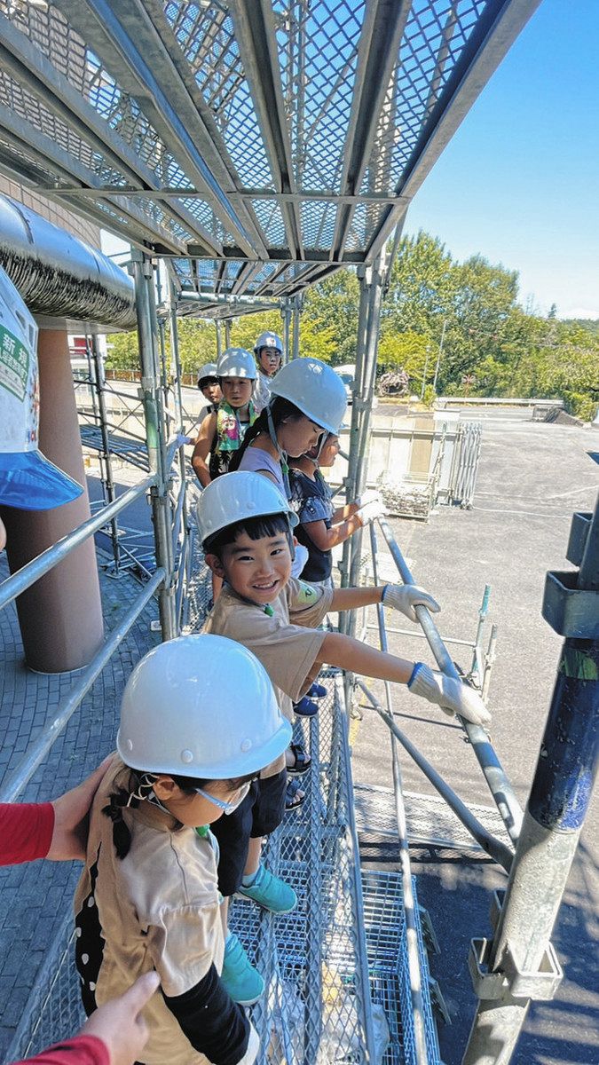 子ども参観日に足場に上る子どもたち＝土岐市で（向陽信和提供）
