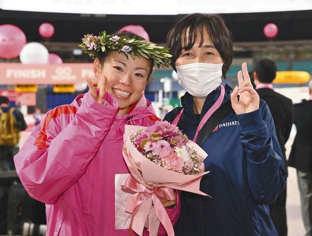 名古屋ウィメンズマラソンで優勝し、Ｖサインをする松田瑞生（左）と山中美和子監督