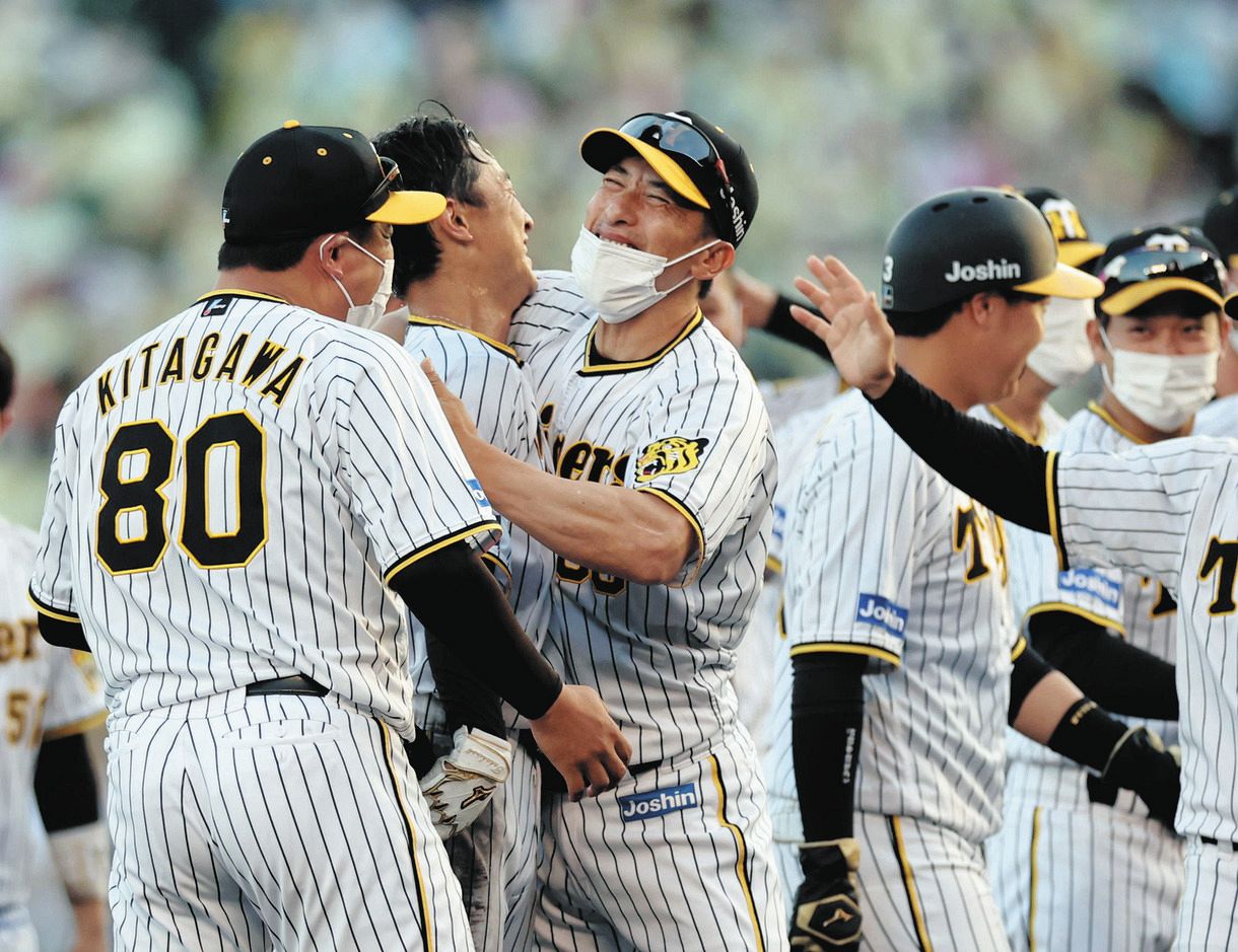 サヨナラ打を放った熊谷（左から２人目）と抱き合って喜ぶ矢野監督