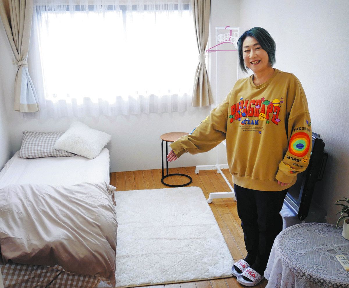 被災した障害者らを受け入れる部屋を紹介する藪下佳代さん＝金沢市久安で 