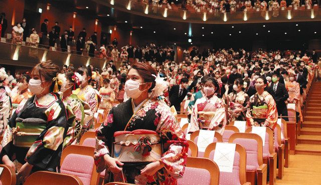 マスクの奥、晴れやかに 大津で成人式：中日新聞Web