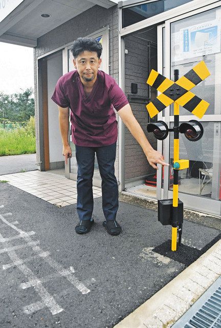 線路ないのに踏切警報機？ 穴水の薬局前に取り付け ：北陸中日新聞Web