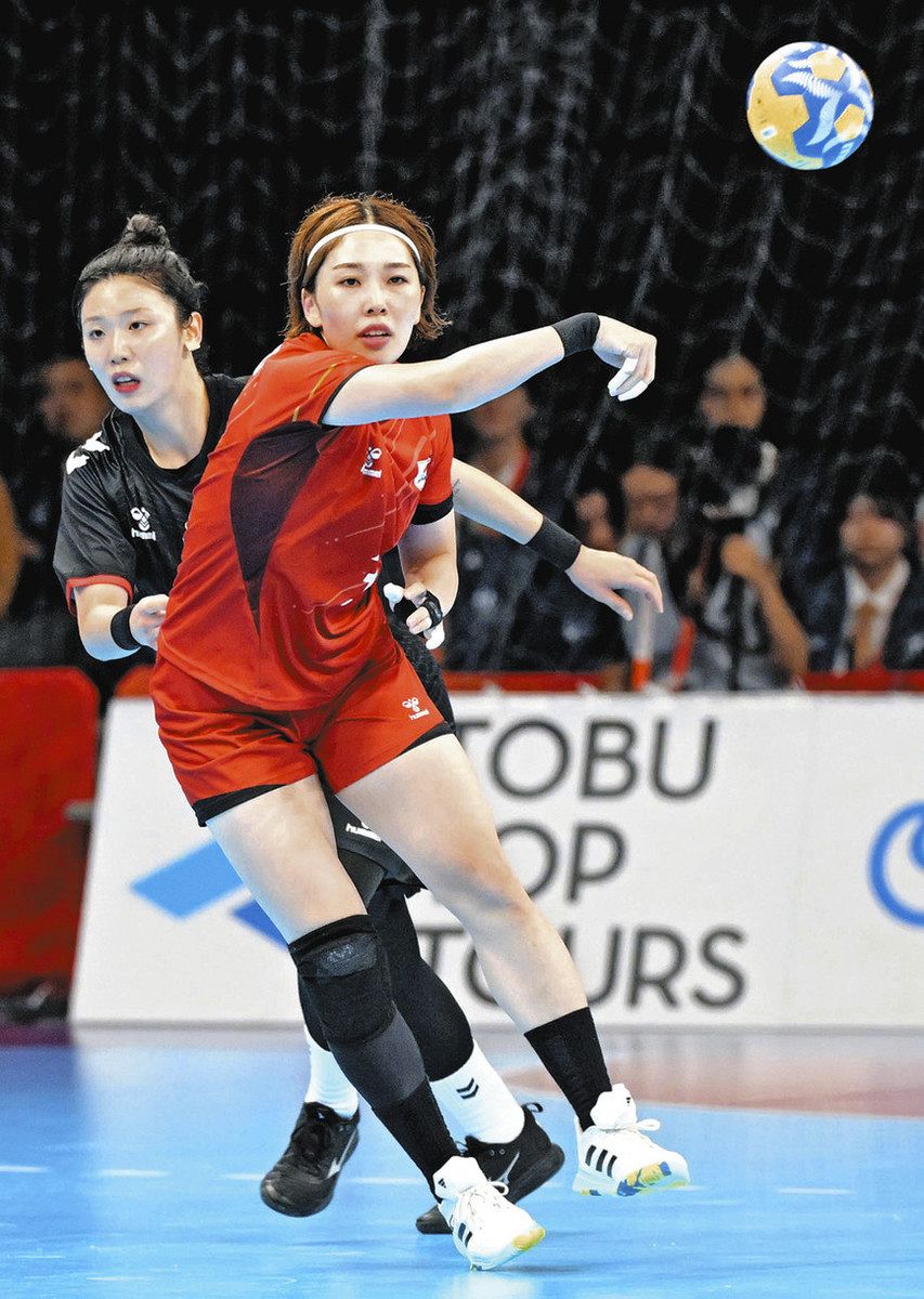 韓国戦の前半、パスを出す初見選手＝愛知県稲沢市のエントリオで