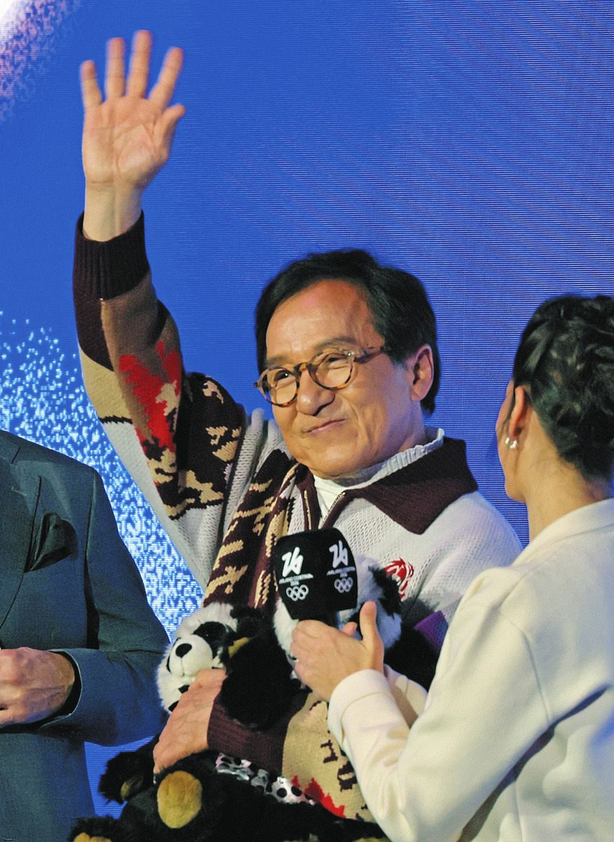 凄い人に会って大興奮」 ジャッキー・チェン、エキシビションに登場