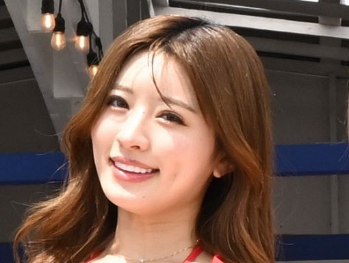 現役ショップ店員のCJD・MIYABI、奇抜な“サイバーCA”で敬礼…搭乗希望者