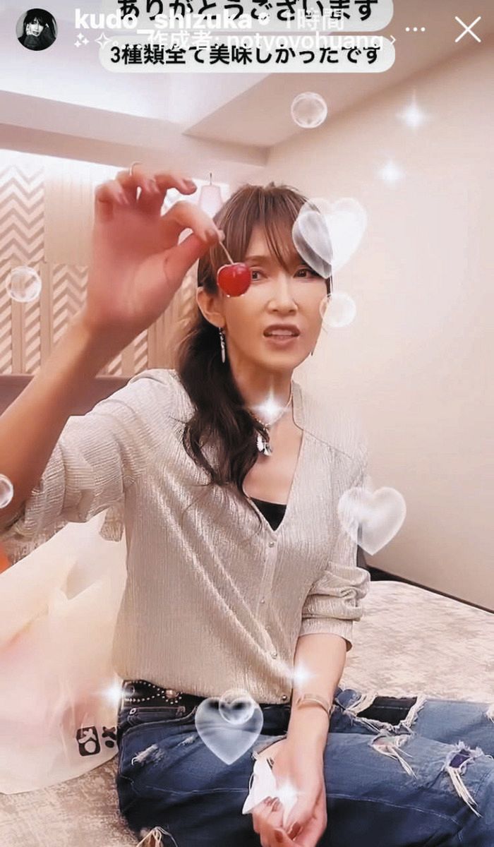 ◇工藤静香、さくらんぼ「佐藤錦」を手に【写真】：中日スポーツ・東京