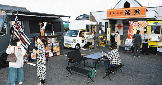 駐車場にキッチンカーが並ぶ「桜木マルシェ」＝一宮市浅井町東浅井で 