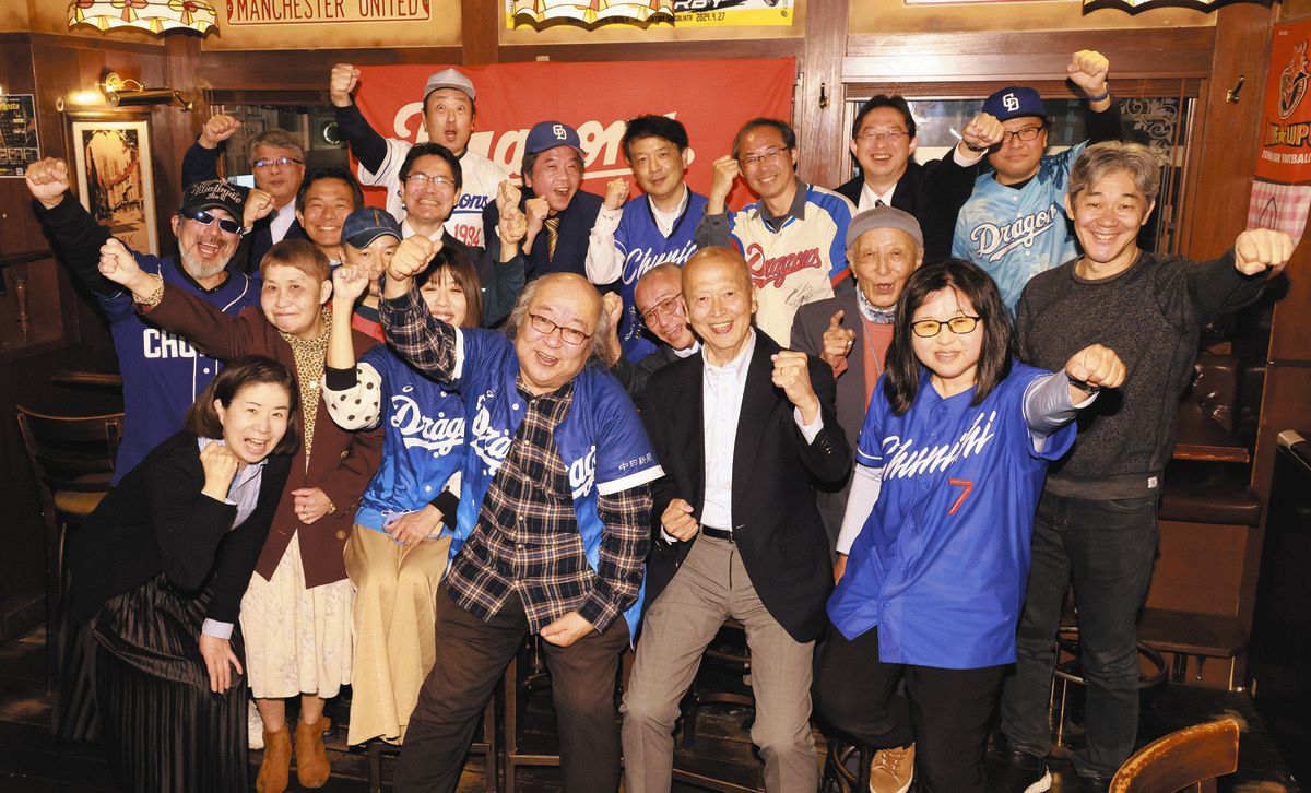 ドラゴンズの優勝を願い、井手峻さん（中央右）と気勢を上げる参加者