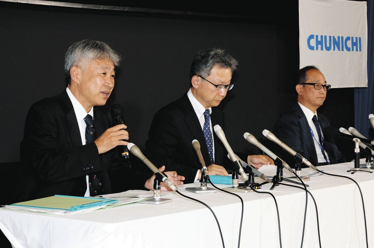 ファーム移転先公募について説明する(左から)中日新聞社の大島弘義理財業務局長、久野哲弘取締役、プロ野球中日の佐藤昌雄常務取締役